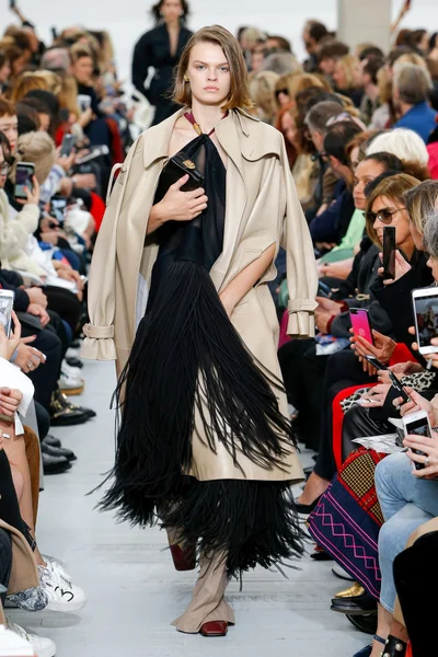 Look 16